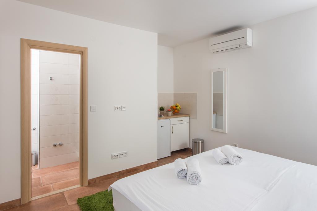 Guest House Eight Roses Дубровник Екстериор снимка