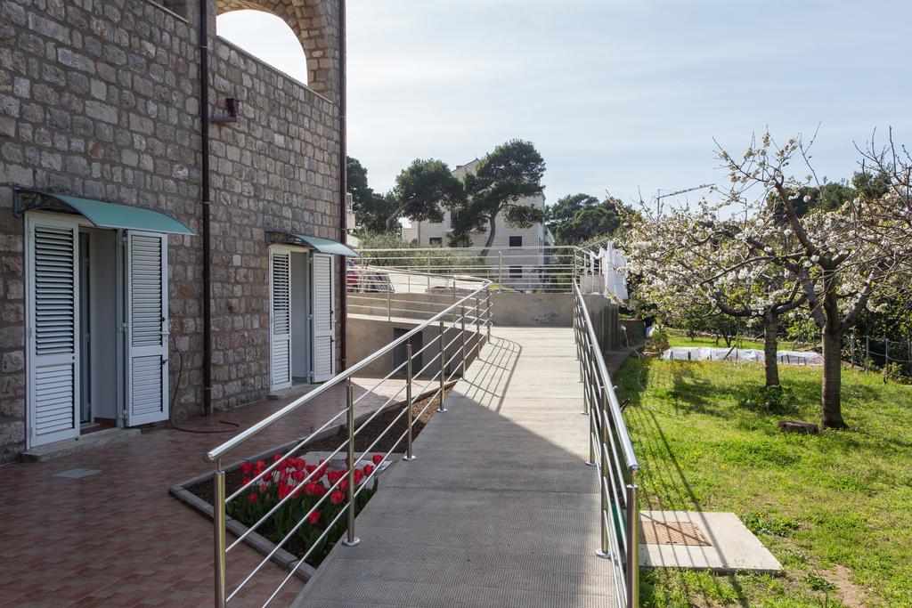 Guest House Eight Roses Дубровник Екстериор снимка
