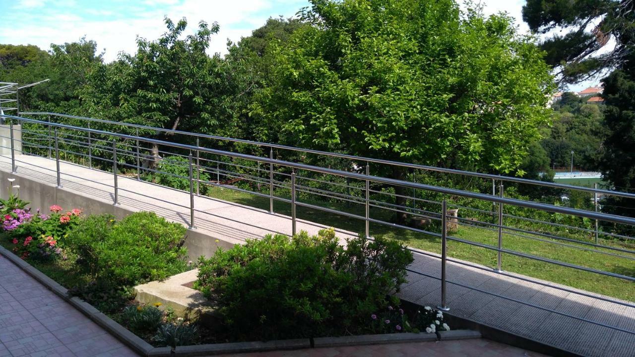 Guest House Eight Roses Дубровник Екстериор снимка